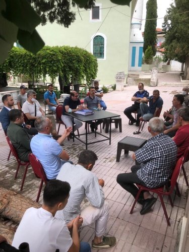 Ek Su Kaynağı Temini İçin
Gökçeahmet Mahallesi’nde tarımsal sulama suyunun yetersizliği konusunda sıkıntı yaşayan vatandaşların başvurusu üzerine Kırsal Hizmetler Dairesi Başkanlığı tarafından, 5620 dekar tarım arazisinin sulandığı sulama tesisine, ek su kaynağı temin etmek için iki adet sondaj açılması için çalışmalar başlatıldı. Mevcut sondajlardan yapılan sulamada, sezonda sorun yaşanmaması için bakım onarım çalışmaları tamamlanarak tesis sezona hazır hale getirildi.