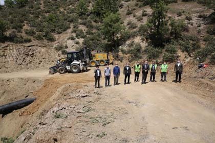 Vatandaşların ihtiyaçları doğrultusunda çalışmalarını aralıksız sürdüren Manisa Büyükşehir Belediyesi, yeni asfalt sezonuna güçlü bir şekilde hazırlandı. Bu kapsamda çalışmalarını Demirci'de de sürdüren Manisa Büyükşehir Belediyesi, Ahmetler, Ahatlar, Sayık ve Köylüce mahallerini yollarında yapılacak olan asfalt uygulamaları öncesinde altyapı hazırlıkları sürdürülüyor. Manisa Büyükşehir Belediyesi Genel Sekreter Yardımcısı Ali Öztozlu, Yol Yapım ve Onarım Daire Başkanı Kurtuluş Kuruçay, Fen İşleri Daire Başkanı Uğur Topkaya ve Demirci Muhtarlık İşleri Şube Müdürü Gökhan Aslan ile birlikte çalışmaları yerinde inceledi. Yol Yapım ve Onarım Daire Başkanı Kurtuluş Kuruçay, Genel Sekreter Yardımcısı Ali Öztozlu'ya çalışmalar hakkında bilgi verdi. Daire Başkanı Kuruçay, "30 kilometrelik hattın tamamında platform genişliği 4 metreydi. Biz bunu 4 metreden 7 metreye çıkardık. Bunun için de 30 kilometrenin tamamında genişletme çalışması yaptık. Genişletme çalışması yapıldığı zaman da viraj noktalarında yoğun yağışlarda biriken suyu tahliye etmemiz gerekiyor.