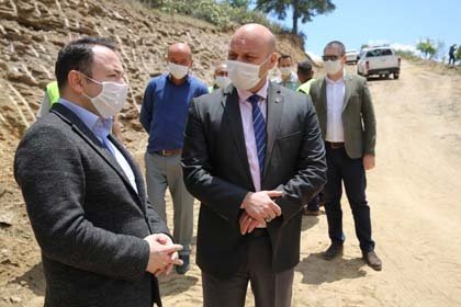 Sanat yapısı yapılacaksa yapılıyor. Ondan sonra asfalta başlanıyor. Prestij cadde de olsa, sathi kaplama da olsa, beton yol da olsa altyapısını tamamen bitirmeden hiçbir çalışmayı başlatmıyoruz. Vatandaşın parasının boş yere harcanacak bir çalışmaya imza atmıyoruz. Burada da yolları genişlettik, tamirlerini yaptık, su geçişlerini yaptık. Malzememizi atacağız en sonda da sathi kaplama ile bitireceğiz" ifadelerini kullandı.
