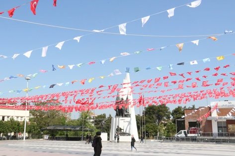 Manisa Büyükşehir Belediyesi de şehrin muhtelif noktalarını Türk Bayrağı ve festivalin bayraklarıyla donatarak kenti bayrama ve festivale hazırladı.