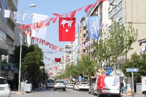 Manisa Büyükşehir Belediyesi de 23 Nisan Ulusal Egemenlik ve Çocuk Bayramı ile kentin 5 asırlık köklü geleneği olan Uluslararası Manisa Mesir Macunu Festivali öncesi şehrin işlek noktalarını Türk Bayrağı ve festivalin bayraklarıyla donattı. Yapılan çalışma Manisalı vatandaşlardan da tam not aldı.