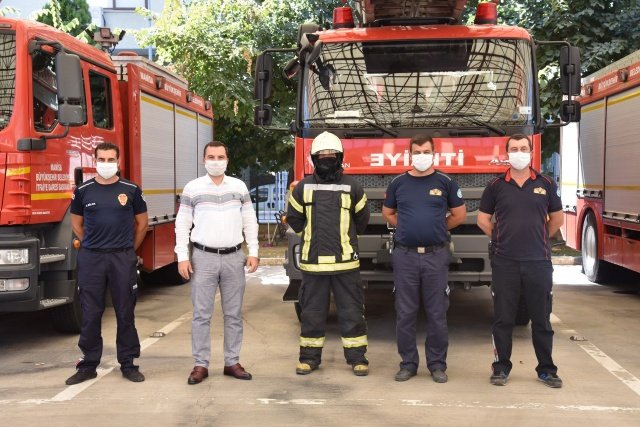 “1 günde 24 anız yangınına müdahale edildi”
Anız yakılmasının yasal olmadığının altını Çizen, Manisa Büyükşehir Belediyesi İtfaiye Dairesi Başkanı Gürhan İnal şu günlerde anız yangınlarının aşırı derecede arttığına dikkat çekerek çiftçilere uyarılarda bulundu. Daire Başkanı İnal “Yaz ayının başlangıcıyla birlikte ot ve anız yangınları aşırı derecede arttı. Özellikle nem oranının bu günlerde yüzde 9'a kadar düşmesiyle birlikte itfaiye ekiplerimiz günlük 24 ot ve anız yangınına müdahale ediyor. Özellikle çiftçilerimiz tarlalarını sürmek yerine yakarak daha çabuk otlarını temizlediklerini düşünerek bu yönteme başvuruyor ama hem tarlalarına zarar veriyor hem de tarlalarda yaşayan solucan mikroorganizma tarzı canlıların yanarak yok olmasına neden oluyorlar. Şu sezonda domateslerin kaldırılmasından sonra saplarının tarlalarda kalmasıyla yakılmak istenmesi ardından mısır sezonuyla yine  çeşitli anız yangınları maalesef yaşanıyor.