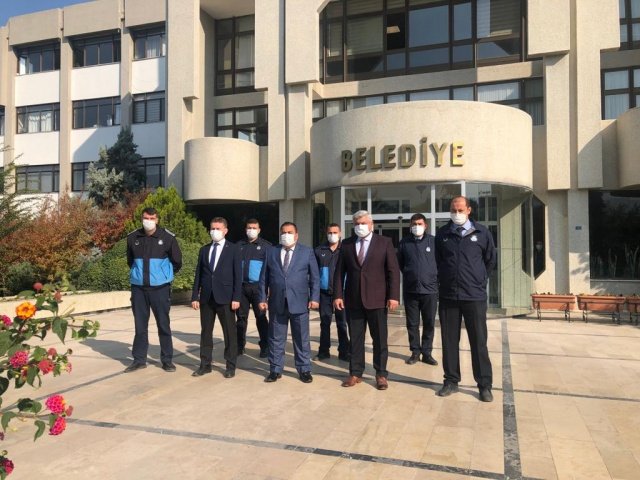 Turgutlu ve Salihli de Ziyaret Edildi
Personel ziyaretinin ardından Duman, Demirci Akıncıları Derneği kurucusu, tarihçi Hüseyin Kıncı ile halı fabrikası ve esnafa ziyareti de gerçekleştirdi. Demirci ziyaretinin ardından Manisa Büyükşehir Belediyesi Turgutlu Hizmet Binası, Turgutlu Irlamaz Rekreasyon Alanı ve Turgutlu Belediyesi Zabıta Müdürlüğüne de ziyaret gerçekleştirildi. İlçe ziyaretleri, Salihli Belediyesi Zabıta Müdürlüğüne nezaket ziyareti ile noktalandı.
