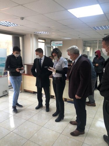 Koronavirüsle mücadele kapsamında kamu kurumlarına HES kodu ile girilmesi zorunluluğu dolayısıyla Manisa Büyükşehir Belediyesi Zabıta Dairesi Başkanlığı, il genelindeki birimlerde görev yapan personele uygulamanın önemini anlatıyor. Bu kapsamda Zabıta Dairesi Başkanı Mustafa Duman, ilgili şube müdürleriyle birlikte Demirci ilçesini ziyaret etti. Demirci Şantiyesi, Büyükşehir Belediyesi Demirci Hizmet Binası ve Demirci Otobüs Terminali’ndeki personele HES kodu uygulamasını anlatan Daire Başkanı Duman’a, Manisa Büyükşehir Belediye Meclis Üyesi Nurullah Akgün de eşlik etti.