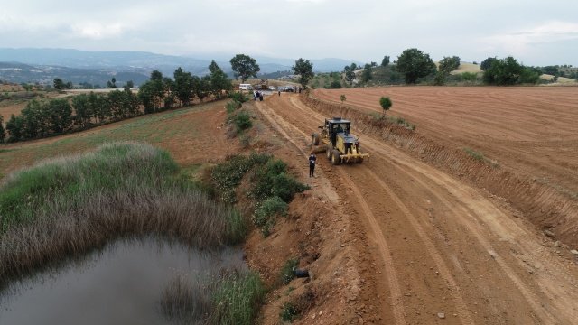 Yol Yapım ve Onarım Dairesi Başkanlığı ekipleri tarafından Demirci ilçesi İsmailler-Kerpiçlik mahalleleri arasındaki yolda devam eden yol yapım ve genişletme çalışmalarını Manisa Büyükşehir Belediyesi Genel Sekreter Yardımcısı Ali Öztozlu yerinde inceleyerek, yapılan çalışmalar hakkında bilgi aldı.