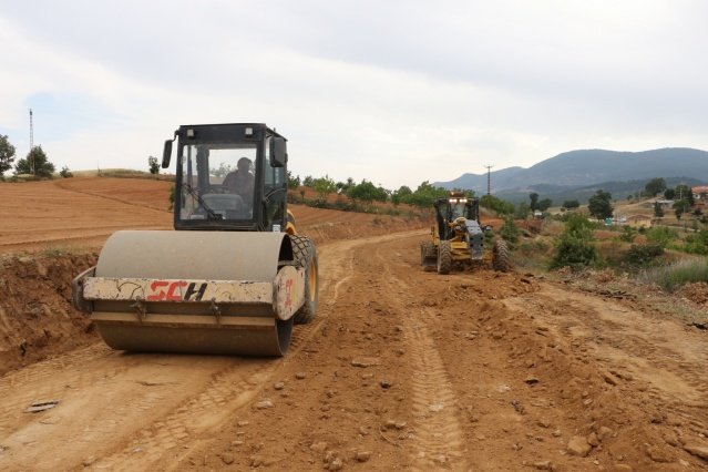 Manisa Büyükşehir Belediyesi, il genelinde yol yapım çalışmalarını sürdürüyor. Demirci ilçesinde devam eden yol yapım ve genişletme çalışmalarını yerinde inceleyen Manisa Büyükşehir Belediyesi Genel Sekreter Yardımcısı Ali Öztozlu, yapılan çalışmalar hakkında bilgi aldı.