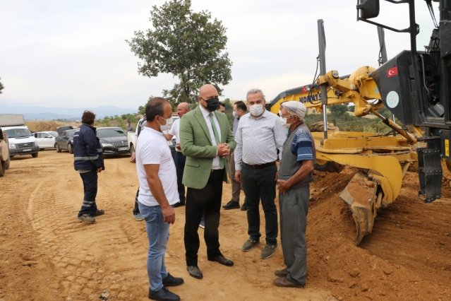 Ali Öztozlu’ya incelemesinde Manisa Büyükşehir Belediyesi Yol Yapım ve Onarım Dairesi Başkanı Kurtuluş Kuruçay, Manisa Büyükşehir Belediyesi Demirci Muhtarlık İşleri Şube Müdürü Gökhan Aslan, Manisa Büyükşehir Belediye Meclis Üyesi Nurullah Akgün ve MHP İlçe Başkanı Ümit Kanyılmaz ile İsmailler Mahalle Muhtarı Ali Rıza Temel eşlik etti. Muhtar temel yapılan çalışmadan dolayı mutlu olduğunu ifade ederken, “Kerpiçlik mahallesi ile İsmailler mahallelerini birbirine bağlayacak bu yol. Bu yol benim çocukluğumda orman müdürlüğü tarafından yapılmıştı, o zamandan bu yana çok mağdurduk.