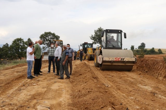 Manisa Büyükşehir Belediye Başkanı Cengiz Ergün’den yaptığı çalışmalardan dolayı Allah razı olsun” diye konuştu. Manisa Büyükşehir Belediyesi Genel Sekreter Yardımcısı Ali Öztozlu, yapılan çalışmanın tüm hızıyla devam ettiğini belirterek, en kısa sürede yolun tamamlanarak vatandaşların hizmetine açılacağını söyledi.