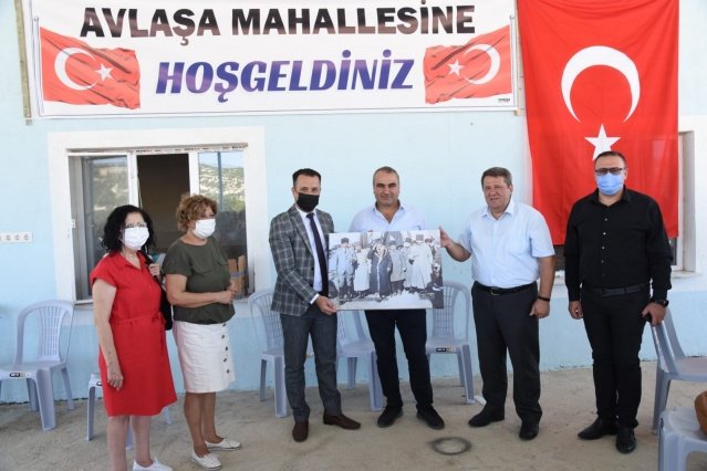 Manisa Büyükşehir Belediyesi Başkan Danışmanı Nursel Ustamehmetoğlu, Büyükşehir Belediyesi Muhtarlık İşleri Dairesi Başkanı Ergün Aksoy, MASKİ İlçe Hizmetleri Şube Müdürü Güray Coşkun, Sosyal Hizmetler Dairesi Başkanlığı yetkilileri, Büyükşehir Belediyesi Selendi Muhtarlık İşleri Şube Müdürü Önder Baştürk ve MASKİ İlçe Şefi Uğur Akıncı'dan oluşan heyet Selendi ilçesine bağlı Avlaşa ve Şehirlioğlu mahallelerine ziyarette bulundu. Ziyarette Milliyetçi Hareket Partisi (MHP) Selendi İlçe Başkanı Mehmet Karabulut, Selendi Belediyesi MHP Meclis Üyeleri Nurullah Akgün, Hüsamettin Can, AK Parti Meclis Üyesi Halil İbrahim Özer, Akçakertil Mahallesi Muhtarı Ferhat Yıldız, Avlaşa Mahallesi Muhtarı Veysel Karataş, Çamlıca Mahallesi Muhtarı ve Muhtarlar Derneği Başkanı Bünyamin Demir, Çartak Mahallesi Muhtarı Mehmet Karabulut, Dedeler Mahallesi Muhtarı Nurullah Yıldız, Mıdıklı Mahallesi Muhtarı Mehmet Ali İnce, Omurlar Mahallesi Muhtarı Yılmaz Akkaş, Rahmanlar Mahallesi Muhtarı Servet Akyıldız, Selman Hacılar Mahallesi Muhtarı Selahattin Özdemir, Şehirlioğlu Mahallesi Muhtarı Osman Çayır, Yağcı Mahallesi Muhtarı Necip Akkaya, Yenice Mahallesi Muhtarı Faruk Köse ve mahalle sakinleri hazır bulundu. Mahallelerde yapılan ve yapılması planlanan çalışmalarla ilgili bilgiler veren heyet, muhtarların ve mahalle sakinlerinin istek ve taleplerini dinledi. Heyet, Avlaşa ve Şehirlioğlu mahalle muhtarları ile mahalle sakinlerine Büyükşehir Belediye Başkanı Cengiz Ergün'ün hediyelerini takdim etti.