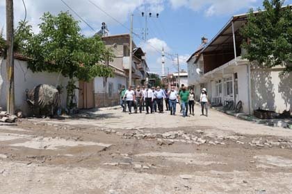 Manisa Büyükşehir Belediyesi ve MASKİ Genel Müdürlüğü, dün öğlen saatlerinden itibaren etkili olan şiddetli yağıştan dolayı sel felaketi yaşayan Saruhanlı ilçesine bağlı Büyükbelen Mahallesi’nde tüm ekipleri ile birlikte çalışmalarını sürdürüyor. MASKİ Genel Müdür Yardımcıları Erman Aydınyer ve Gökhan Çevik’de mahallede incelemelerde bulundu.
