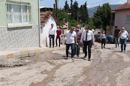 Dün öğle saatlerinden itibaren etkili olan şiddetli yağış sonrası dağdan gelen sel sularının etkisi ile sel felaketi yaşayan Saruhanlı ilçesine bağlı Büyükbelen Mahallesi’nde yaralar sarılıyor. Manisa Büyükşehir Belediyesi ve MASKİ Genel Müdürlüğü ekipleri de mahalledeki taşkın yaşanan noktalardaki bakım onarım temizlik ve yağmur suyu ızgaraları ile rögar kapaklarının tahliye çalışmalarını hızlı bir şekilde sürdürüyor. MASKİ Genel Müdür Yardımcıları Erman Aydınyer ve Gökhan Çevik’de mahallede incelemelerde bulundu. Çevre Koruma ve Kontrol Dairesi Başkanı Cem Çöllü, Büyükşehir Belediyesi Saruhanlı Muhtarlık İşleri Sorumlusu Göksel Topçu, Büyükşehir Belediyesi Fen İşleri Dairesi Başkanı Uğur Topkaya, Büyükşehir Belediyesi Yol Yapım ve Onarım Dairesi Başkanı Kurtuluş Kuruçay, meclis üyeleri, MHP İlçe Başkanı Baki Ulu, şube müdürleri ile yetkililer de incelemeye eşlik etti.