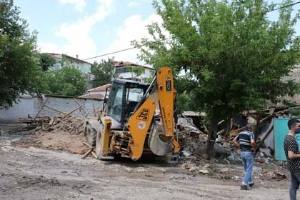 Büyükşehir ve MASKİ ekipleri aralıksız çalışıyor
Genel Müdür Yardımcısı Erman Aydınyer ve Gökhan Çevik mahallede yapılacak çalışmalar ile ilgili bilgiler aldı. Mahallede taşkın meydana gelen derede temizlik çalışmasının yapılacağını belirten MASKİ Genel Müdür Yardımcısı Gökhan Çevik, tıkanan ve taşkına neden olan noktaların ise hızlı bir şekilde temizlendiğini belirtti. Genel Müdür Yardımcısı Erman Aydınyer de, “Dün öğlen saatlerinden itibaren etkili olan şiddetli yağış sonrasında Saruhanlı ilçesine bağlı Büyükbelen Mahallesi’nde sel felaketi meydana geldi. Büyükşehir Belediyesi ve MASKİ Genel Müdürlüğü ekipleri yaşanan taşkınlara anında müdahalede bulundu. Vatandaşlarımızın herhangi bir mağduriyet yaşamaması için dört bir koldan çalışıldı. İtfaiye ekipleri de acil müdahalede bulunduktan sonra Kanalizasyon Dairesi Başkanlığı, mahallede biriken rögarlar ve yağmur suyu ızgaralarını hızlı bir şekilde tahliye etti. Sel sularından dolayı su basan ev ve iş yerlerinde can kaybı olmaması için vatandaşlarımıza yardımcı olduk. Taşkına sebebiyet veren eksik noktaları tespit etme ve gerekli çalışmaların yapılması adına mahallede incelemelerde bulunduk. Vatandaşlarımıza geçmiş olsun dileklerimizi iletiyoruz. Tüm ekiplerimiz görev başındadır” dedi.