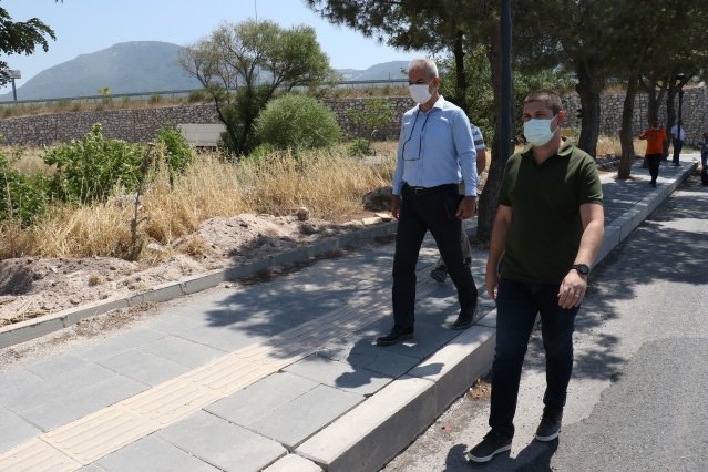 Vatandaşlardan gelen talep üzerine harekete geçen Manisa Büyükşehir Belediyesi, gerçekleştirdiği çalışmayla trafik ve yaya güvenliğinin sağlanmasına katkıda bulundu. Soma'ya ziyarette bulunan Fen İşleri Daire Başkanı Uğur Topkaya, Yapım Kontrol ve Uygulama Şube Müdürü Egemen Eceoğlu ve Soma Muhtarlık Hizmetleri Şube Müdürü Can Doğan Cansever ile birlikte çalışmaların gerçekleştirildiği alanda incelemelere bulundu. Daire Başkanı Uğur Topkaya, Büyükşehir Belediye Başkanı Cengiz Ergün önderliğinde il genelinde çalışmalara ara vermeden devam edeceklerini belirtti.