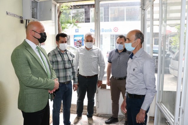 Muhtara başsağlığı ziyaretinde bulunuldu
Manisa Büyükşehir Belediyesi Genel Sekreter Yardımcısı Ali Öztozlu, Demirci ilçe ziyaretinde Kasımfakı Mahalle Muhtarı Ahmet Dinçer’e taziye ziyaretinde bulundu. Taziye ziyaretinde Manisa Büyükşehir Belediyesi Yol Yapım ve Onarım Dairesi Başkanı Kurtuluş Kuruçay, MHP Demirci İlçe Başkanı Ümit Kanyılmaz, Manisa Büyükşehir Belediye Meclisi MHP Meclis Üyesi Nurullah Gün ve Manisa Büyükşehir Belediyesi Demirci Muhtarlık İşleri Müdürü Gökhan Arslan yer aldı. Geçtiğimiz aylarda yaşanan depremde kızı Seda Dinçer’i kaybeden Muhtar Dinçer’e, taziye ziyaretinde bulunan Öztozlu ve beraberindekiler başsağlığı dileklerini iletti.
