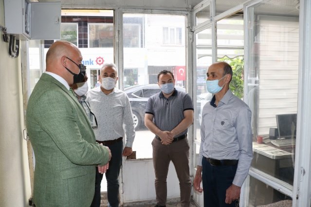 Manisa Büyükşehir Belediyesi Genel Sekreter Yardımcısı Ali Öztozlu, Manisa Büyükşehir Belediyesi tarafından yapılan yatırımları ve çalışmaları yerinde incelemek üzere Demirci’ye ziyarette bulundu. Öztozlu ve ekibi, ilçe ziyaretinde kızını kaybeden Kasımfakı Mahalle Muhtarı Ahmet Dinçer’e taziye ziyaretinde bulunarak başsağlığı dileklerini iletti.