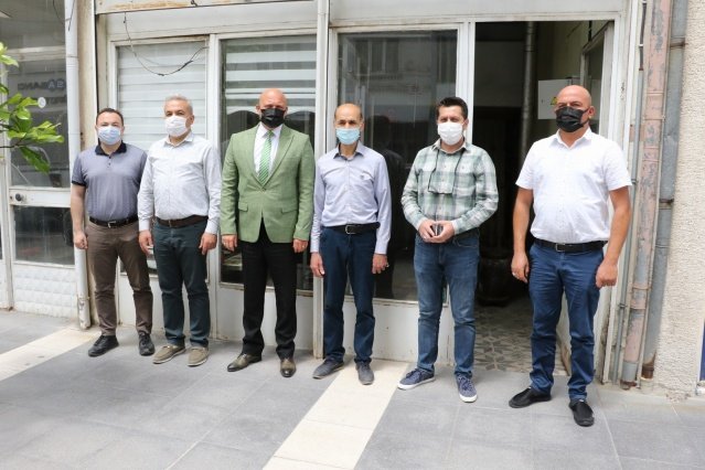 Manisa Büyükşehir Belediyesi Genel Sekreter Yardımcısı Ali Öztozlu, Manisa Büyükşehir Belediyesi tarafından yapılan çalışmaları ve yatırımları incelemek üzere ilçe ziyaretlerine devam ediyor. Öztozlu’ya Demirci ilçe ziyaretinde Manisa Büyükşehir Belediyesi Yol Yapım ve Onarım Dairesi Başkanı Kurtuluş Kuruçay eşlik etti. Öztozlu, ilçe ziyaretinde ilk olarak Manisa Büyükşehir Belediyesi Demirci Muhtarlık İşleri Müdürü Gökhan Arslan’ı ziyaret ederek yapılan çalışmalar hakkında bilgi aldı.