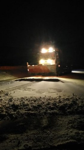 Manisa Büyükşehir Belediyesi Yol Yapım ve Onarım Daire Başkanlığı’na bağlı karla mücadele ekipleri, kar yağışının etkili olduğu yüksek rakımlı ilçelerde kar küreme ve tuzlama çalışmalarını aralıksız sürdürüyor. Günlük yaşamın aksamaması için büyük çaba gösteren ekipler, kar yağışının etkili olduğu yerlerde ulaşımın açık kalmasını sağlıyor.