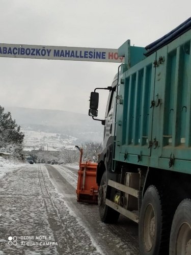 Kar yağışı Spil Dağı ile birlikte, şehrin yüksek rakımlı ilçelerini etkisi altına aldı. Vatandaşların mağduriyet yaşamaması için tüm ekiplerini seferber eden Manisa Büyükşehir Belediyesi Yol Yapım ve Onarım Dairesi Başkanlığı’na bağlı karla mücadele ekipleri, kar küreme ve tuzlama çalışmalarını etkin bir şekilde sürdürüyor.