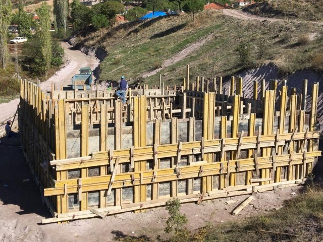 İl genelinde kırsal kalkınmanın sağlanması amacıyla çalışmalarını aralıksız sürdüren Manisa Büyükşehir Belediyesi, Demirci ilçesine bağlı Esenyurt Mahallesi’nde bulunan doğal su kaynağının değerlendirilerek tarımsal sulamalarda kullanılabilmesi için malzeme desteğinde bulundu. 

Manisa Büyükşehir Belediyesi Kırsal Hizmetler Dairesi Başkanlığı, kırsal mahallelerdeki üreticilere destek vermek için çalışmalarını gelen talepler doğrultusunda sürdürüyor. Bu kapsamda Demirci ilçesine bağlı Esenyurt Mahallesi’nde bulunan doğal su kaynağının değerlendirilerek tarımsal sulamalarda kullanılabilmesi için malzeme desteği sağlandı. İşçiliği ise mahalle sakinleri tarafından sağlanan havuz yapımının inşaatına hızla devam ediliyor.