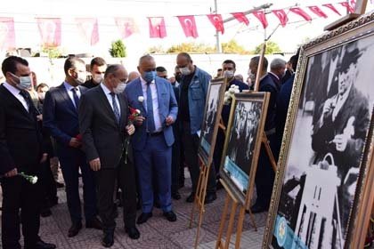 Saygı duruşu ve İstiklal Marşı’nın okunmasının ardından günün anlam ve önemini belirten konuşmayı Manisa Büyükşehir Belediye Başkanı Cengiz Ergün yaptı. Büyük önderin Manisa’ya gelişinin 10 Ekim 1925 tarihi baz alınarak kutlanmasına rağmen Manisa’nın büyük dehayı ilk olarak 26 Ocak 1923’te ağırladığını vurgulayarak sözlerine başlayan Başkan Ergün, “Sözlerimin başında kardeşimiz Azerbaycan’da sivilleri hedef alan Ermenistan’ın saldırıları sonucu yaşamlarını yitiren soydaşlarımıza Allah’tan rahmet diliyorum. Azerbaycan topraklarını işgal ederek, orada adeta bir terör devleti kuran Ermenistan’ın sivilleri hedef alan saldırılarını şiddetle kınıyorum. Büyük Türk milleti, terörle mücadeleyi iyi bilir ve Ermenistan’a da hak ettiği cevabı Allah’ın izniyle en güzel şekilde vermektedir” dedi.