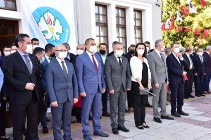 Büyük önderin Manisa’ya trenle gelişinin canlandırıldığı törende, öğrenciler Atatürk fotoğrafı ile trenden inerek, Türk Bayrağı’nı Vali Yaşar Karadeniz’e takdim etti. Vali Karadeniz, bayrağı öpüp alnına koyduktan sonra öğrencilerle birlikte protokol üyeleri günün anısına hatıra fotoğrafı çektirdi.