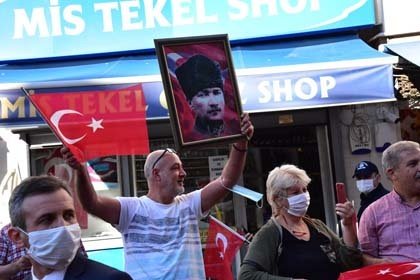 Atatürk’ün Manisa’ya Geldiğinde Söylediklerini Anımsattı
Birinci Dünya Savaşı’nın ardından işgalci Yunan askerinin 3 yıl 3 ay ve 12 gün boyunca Manisa’yı işgal ettiğini belirten Başkan Ergün, “Yunan askerinin kaçarken de yakıp yıkarak enkaza çevirdiği Manisa’mız, kurtuluşun ardından yeniden dirilmenin ve ayağa kalkmanın adeta destanını yazmış. Büyük önderimiz Mustafa Kemal Atatürk de, Manisa’ya ilk kez geldiğinde “Bir kaç ay evvel buradan geçtiğim zaman buralar ateşler içinde idi. Şimdi o günlerin geçtiğini ve halkın bir araya geldiğini ve çalışmaya başladığını gördüm. Şundan dolayı çok bahtiyarım: Muhterem Ahali! Bütün efradımız çok çalışkandır. Feyizli araziye mâlik bulunuyorsunuz. Bu çalışkan ahalimizin mesaisi ile az zamanda çok nâfi neticeler elde edileceğine eminim.” Demiştir” dedi.