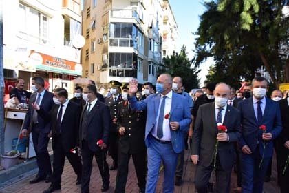 “Manisalılar büyük dehayı bağrına basmıştır”
Manisalıların çalışkan ve vatanına bağlı olduğunun altını çizen Başkan Ergün, “Manisa halkı çalışkandır. Manisa halkı barıştan yana tutumunun yanı sıra vatanına milletine ve bayrağına bağlı bir şehirdir. İşgalden sonra Büyük Önder Mustafa Kemal Atatürk öncülüğündeki kahraman atalarımızın olağanüstü gayretiyle ayağa kalkan necip milletimiz, yenilikçi ve çağdaş Türkiye Cumhuriyeti için yine birlik, beraberlik ve inançla canla başla çalışmıştır. Şahlanan milletin yaralarını sarışını yakından görmek, yepyeni Türkiye inşa edilirken halkına moral olmak isteyen Büyük Atatürk, yurt gezileriyle her zaman milletin yanında olmuştur. Manisalılar da, Atatürk’e bağlılığını her fırsatta göstermiş, Manisa ziyaretlerinde O büyük dehayı bağrına basmıştır” diye konuştu.