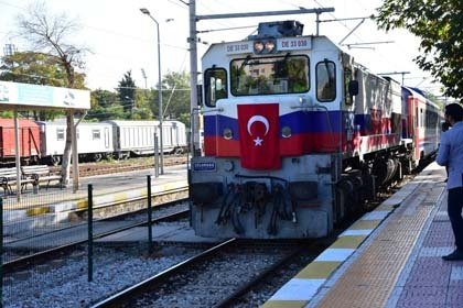 Büyük önder Mustafa Kemal Atatürk’ün Manisa’ya gelişinin 95’inci yıldönümü dolayısıyla ilk olarak Manisa Tren Garı’nda temsili karşılama töreni gerçekleştirildi. Törene Manisa Valisi Yaşar Karadeniz, Manisa Milletvekilleri Özgür Özel, Bekir Başevirgen, Manisa Büyükşehir Belediye Başkanı Cengiz Ergün, MASKİ Genel Müdürü Ramazan Burak Aslay, Genel Sekreter Yardımcısı Uğur Başkal, başkan danışmanları, daire başkanları, kurum müdürleri, askeri erkân, siyasi parti temsilcileri ve vatandaşlar katıldı.