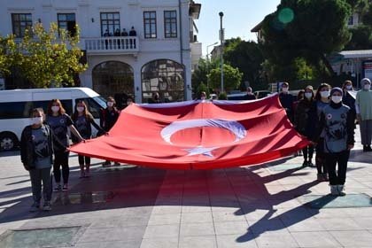 O Dönem Yapılan Konuşmalar Hatırlatıldı
Konuşmanın ardından Atatürk’ün Manisa’ya gelişinde dönemin Belediye Başkanı Bahri Sarıtepe’nin yaptığı konuşma ile Atatürk’ün Manisalılara sesleniş metni okundu. Öğrencilerin günün anlamına ilişkin şiirleriyle tatlanan etkinlik, alkışlar eşliğinde tamamlandı.