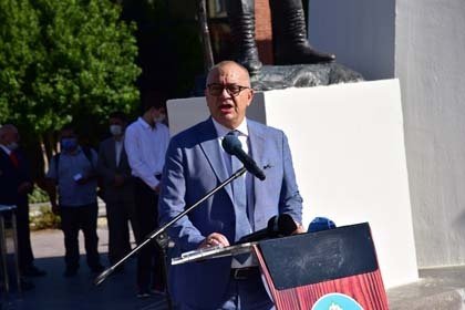 Törenin Neden Yapıldığını Anlattı
Atatürk’ün yurt gezileri yapması ile ilgili asıl amacı gelecek nesillere en güzel şekilde aktarmak yükümlülüğünde olduklarını vurgulayan Başkan Ergün, şunları söyledi: “Her konuşmamda vurguluyorum ve yine vurgulayacağım. Her yıl 10 Ekim’de yaptığımız bu törenlerle Aziz Atatürk ve silah arkadaşlarını yad ediyor ve o günleri çocuklarımıza ve gençlerimize temsili olarak göstermeye çalışıyoruz. Bizler Mustafa Kemal Atatürk’ü ve yaptıklarını hem iyi kavramak, hem de çocuklarımıza en güzel şekilde anlatmakla yükümlüyüz. Ülkesini düşman işgalinden kurtaran kahraman Atatürk ve O’nun kahraman silah arkadaşlarının, yeni ve büyük Türkiye Cumhuriyeti’ni kurmasını, savaş sonrası yokluklar içinde harap ve bitap düşmüş bir milleti eğitimle, bilimle, sanatla ve kalkınma hamlesiyle şahlandırma çabasını gelecek nesillerimize çok iyi anlatmamız gerektiğini düşünüyorum. Bu duygularla Cumhuriyetimizin kurucusu büyük önder Atatürk’ün Manisa’mızı onurlandırışının 95. yıl dönümünde, bu güzel vatanı bizlere emanet eden başta Gazi Mustafa Kemal Atatürk olmak üzere, tüm silah arkadaşları ve kahraman ecdadımızın anıları önünde saygıyla eğiliyor ve rahmetle anıyorum. Ne mutlu Türküm diyene!”