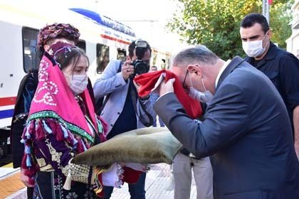 Vatandaşlar, korteji kaldırımdan ve evlerinden selamlayarak, Türk Bayrağı ve alkışlarıyla eşlik etti. Manisa Büyükşehir Belediyesinin Kent Estetiği Dairesi Başkanlığı bünyesinde çalışan kadın işçileri de, Türk bayraklarıyla protokolü selamlarken, renkli görüntüler oluşturdular.