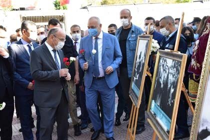 Tren Garından Cumhuriyet Meydanı’na Kadar Yürüdüler
Tren garındaki etkinlik, Manisa Büyükşehir Belediyesi tarafından hazırlanan Atatürk fotoğrafları sergisinin gezilmesiyle noktalandı. Daha sonra Vali Yaşar Karadeniz, Milletvekilleri Özgür Özel, Bekir Başevirgen, Manisa Büyükşehir Belediye Başkanı Cengiz Ergün ve protokol üyeleri, önlerinde öğrenciler tarafından tutulan dev Türk Bayrağı ve Atatürk portresi ile Cumhuriyet Meydanı’na kadar yürüdü.