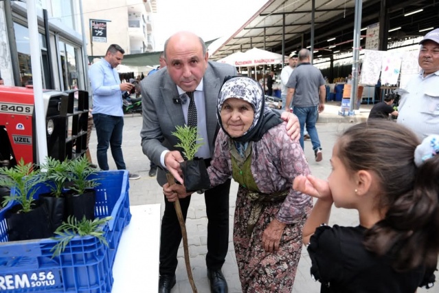 Manisa Büyükşehir Belediyesi, Anneler Günü’nde, annelere, kentin dört bir yanında kurulan stantlarda binlerce çiçek dağıttı.