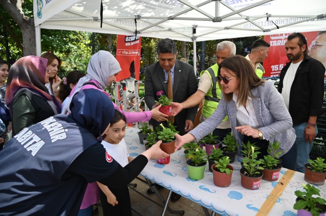 Manisa Büyükşehir Belediyesi ve ilçe belediyelerinin iş birliğinde, kent merkezi ve ilçelerde Anneler Günü’ne özel Manisalı annelere çiçek dağıtıldı. Büyükşehir Belediyesi’nin kendi tesislerinde üretilen çiçekler bu özel günde anneleri mutlu etti. Büyükşehir Belediyesi Genel Sekreteri Burak Deste ve Kent Estetiği Dairesi Başkanı Müge Türkeli Kuğu’nun katılımıyla kent merkezinde de çiçek dağıtımı yapıldı. Deste ve Kuğu, Anneler Günü’nü kutlayıp vatandaşlarla sohbet etti. Manisalılar, bu jestten duydukları memnuniyeti dile getirdi.