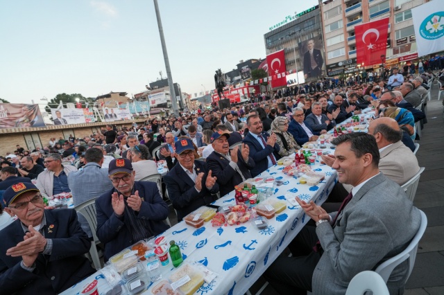 “PAYLAŞMAKTA BEREKET VARDIR”

Başkan Zeyrek, “Çünkü bu şekilde bugün olduğu gibi bu sofrada buluştuğumuz süreçlerde ekmeğimizi paylaşıyor, lokmamızı bölüşüyoruz. İnanın ki Manisa Büyükşehir Belediyesi'nin parası bu yüzden hem çok bereketli hem de kutsal. 11 ayın sultanı Ramazan’da bu kutsal günlerde, Allah’ım tuttuğumuz oruçları, ettiklerimiz duaları kabul etsin, vatanımızı, milletimizi, birlik ve dirliğimizi daim etsin inşallah. Görüşemeyebiliriz, Ramazan Bayramınız şimdiden kutlu olsun” diye konuştu.