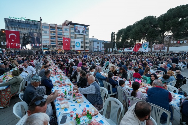 İftara binlerce kişinin katılmasının ardından, Manisa Büyükşehir Belediyesi Başkanı Ferdi Zeyrek, Alaşehir Belediye Başkanı Ahmet Öküzcüoğlu ve diğer katılımcılar, ilçedeki muhtarlarla bir araya gelerek yapılan projeleri anlattı ve taleplerini dinledi.