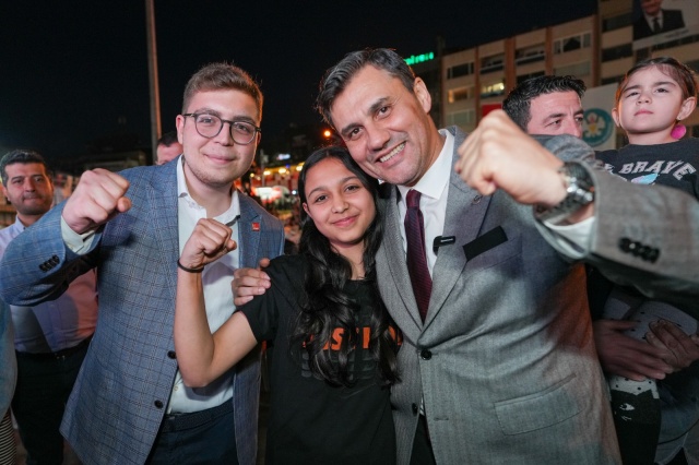 Manisa Büyükşehir Belediyesi, Ramazan ayının manevi atmosferini ve paylaşmanın önemini Alaşehir'de düzenlenen geniş katılımlı iftar yemeğinde halkla birlikte yaşadı.



Binlerce Alaşehirliyi buluşturan iftar etkinliğine, Manisa Büyükşehir Belediye Başkanı Ferdi Zeyrek, Alaşehir Belediye Başkanı Ahmet Öküzcüoğlu, Sarıgöl Belediye Başkanı Tahsin Akdeniz, Kula Belediye Başkanı Hikmet Dönmez, Denizli Güney Belediye Başkanı Mehmet Ali Eraydın, Uşak Eşme Belediye Başkanı Yılmaz Tozan, Uşak Eşme Yeleğen Belediye Başkanı Ecevit Emir, şehir ve ilçe yetkilileri, bürokratlar katıldı.