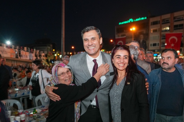 “FERDİ ZEYREK, MANİSA İÇİN YENİ BİR DÖNEM BAŞLATTI”

Alaşehir Belediye Başkanı Ahmet Öküzcüoğlu, konuşmasında Ramazan ayının dayanışma ve birlikte olma vakti olduğunu belirterek, “Bu kutsal zamanda dualarınız, ibadetleriniz, tuttuğunuz oruçlar kabul olsun inşallah. Büyükşehir Belediye Başkanımız Ferdi Zeyrek, Manisa’da yeni bir başlangıç yaptı, temiz bir değişimin öncüsü oldu. Beyaz sayfa leke tutmaz, kir tutmaz. Allah ona ve sizlere sorunsuz, kazasız hizmet etmeyi nasip etsin. Bu dileğimi burada kendisine iletmek istiyorum. Alaşehir’imde 17 kilometrelik içme suyu hattımızı Ferdi Başkan yeniliyor. Avşar Barajı’ndan gelen suyun sadece yüzde 60’ı Alaşehir’e ulaşabiliyordu, arıza durumunda 18 saat susuz kalıyorduk. Ferdi Başkanımız, 200 milyon liralık projeyle suyun ilçemize ulaşmasını sağlıyor, aynı zamanda 7 bin 500 tonluk bir depoyu da inşa ederek su kesintisine son verecek. İnşallah yaz aylarında artık su musluklarımızdan sürekli akacak. Mahallelerimize düğün salonu, taziye evi, gasilhane ve köprüler yapılıyor. Bu sene tüm sorunlarımızla ilgileniyor. Kendisine buradan teşekkür ediyorum” dedi.