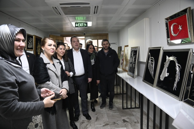 Heyet, merkezdeki Engelsiz Atölye, ahşap tasarım, çini, mozaik, dekoratif boyama, teknoloji ve müzik atölyelerini de gezerek burada yürütülen sanat ve eğitim faaliyetleri hakkında bilgi aldı.
Başkan Ferdi Zeyrek’in sosyal belediyecilik anlayışını yansıtan bu projeler, Manisa’da sokak hayvanlarına yönelik toplumsal duyarlılığı artırırken yaşam koşullarını iyileştirmeyi, vatandaşların desteğiyle daha geniş bir etki yaratmayı ve şehirde daha güvenli, sağlıklı, uyumlu bir yaşam ortamı oluşturmayı hedefliyor.