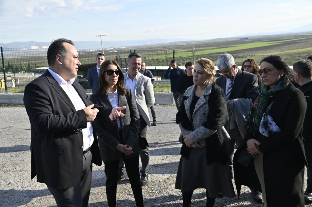 Komison, Güvenli Bir Kent ve Sokak  Hayvanlarıın Sağlığı için Çalışıyor
Halk sağlığını korumak, güvenli bir kent oluşturmak ve sokak hayvanlarının sağlığı için çalışmalarına ilk günden itibaren aralıksız devam eden Manisa Büyükşehir Belediye Meclisi Sokak Hayvanları Komisyonu, Aralık ayı toplantısını Akhisar’da yaptı. Akhisar Belediyesi Doğal Yaşam Alanı’nı da ziyaret eden Komisyon üyeleri, çalışmalar hakkında bilgi aldı. Merkezde, 4 bin 150’nin üzerinde sokak hayvanının kısırlaştırıldığı, yaklaşık 450 sokak hayvanına barınma imkanı sağlandığı, ayrıca, 150’den fazla sokak hayvanının sahiplendirildiği ve tedavi merkezinde de yüzlerce hayvanın tedavi edildiği kaydedildi. Doğal Yaşam Alanı içerisinde sokak hayvanlarının beslenmesi için günlük 900 kilogram mama dağıtımı yapıldığı da belirtildi.
