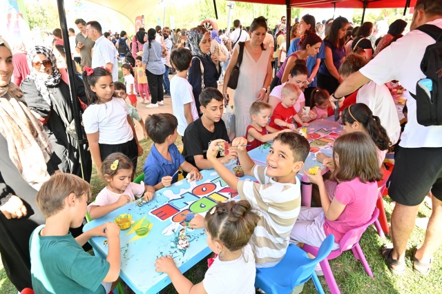 30 Ağustos Zafer Bayramı kutlamaları kapsamında Atatürk Kent Park’ta kurulan etkinlik alanlarına çocuklar yoğun ilgi gösterdi. Etkinlik boyunca düzenlenen yüz boyama, seramik boyama, kum boyama ve slime atölyeleri, miniklerin yaratıcılıklarını sergilemelerine olanak tanıdı. Ayrıca bubble show ve çeşitli oyun parkurları da etkinliğe renk kattı. Programda yer alan dans gösterileriyle Zafer Bayramı coşkusunu doyasıya yaşayan çocuklar, katıldıkları yarışmalarla da eğlenceli bir gün geçirdi. Manisa Büyükşehir Belediyesi'nin bu etkinliği, 30 Ağustos Zafer Bayramı'nı kutlarken aynı zamanda çocuklara eğlenceli ve öğretici bir deneyim sundu.