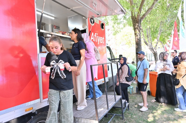Manisa Büyükşehir Belediyesi, 30 Ağustos Zafer Bayramı kutlama etkinlikleri kapsamında Atatürk Kent Park’ta çocuklara özel şenlik düzenledi. Çocuklara yönelik hazırlanan şenlikte sanat, müzik ve eğlence hepsi bir arada yer aldı. Şenlikte hem aileler hem de çocuklar güzel bir gün geçirdi.