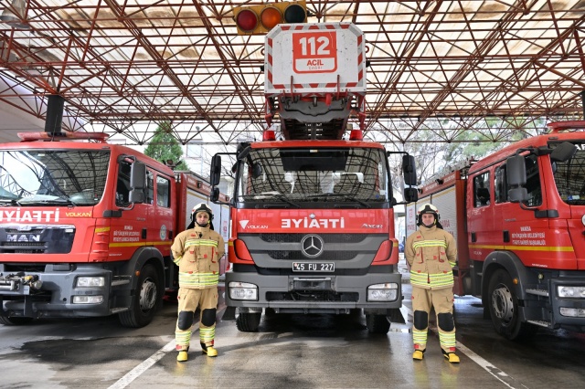 Yeni Kıyafetler ile İlk Müdahale Yapıldı
Yeni koruyucu kıyafetlerin personele teslimi sonrasında meydana gelen araç yangınına ilk müdahale, bu kıyafetler ile yapıldı. Yanan araca en kısa sürede müdahale eden itfaiye ekipleri, yeni koruyucu kıyafetler ile yangını güvenli bir şekilde kontrol altına aldı.