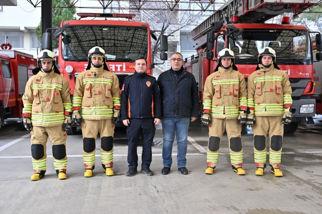 “Son teknoloji koruyucu kıyafetler”
İtfaiye Dairesi Başkanı Gürhan İnal da “Manisa Büyükşehir Belediyesi İtfaiye Dairesi Başkanlığı olarak son teknoloji koruyucu kıyafetlerimizi aldık. Yangın kıyafetlerimiz itfaiye ekiplerimiz için tam takım olarak tasarlandı. Çizmesinden alt tulumuna, üst tulumundan miğferine kadar flaş başlıkları, eldivenleri, kafa fenerleri hepsi mevcut. Arkadaşlarımız, artık yangınlara Ferdi Zeyrek Başkanımızın talimatıyla alınan yeni ekipmanlarla müdahalede bulunacak. Olayların olmasını istemiyoruz, ama geçtiğimiz yıl, 13 bin olayımız meydana gelmiş. Kıyafetlerimiz ateşe karşı dayanıklı, 4 bariyerli. Omuzlarında, diz ve dirseklerinde güçlendirmeler var. Antiflaş başlıklarıyla birlikte aleve karşı dayanıklı. Özel dikim eldivenler mevcut. Bu eldivenler ile ateşe yaklaşıldığı zaman ele herhangi bir zarar gelmeden, arkadaşlarımız müdahalede bulunabilecek” diye konuştu.