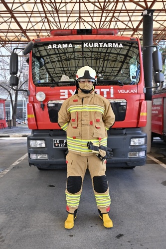 “İnşallah giymek durumunda kalmazsınız”
Genel Sekreter Yardımcısı Oğuz Murat Pınar, yeni kıyafetlerin hayırlı olmasını dileyerek, “İnşallah giymek zorunda kalmazsınız. Umarım kıyafetlerden memnunsunuzdur. En iyisini almaya gayret gösterdik. Sizler, her şeyin en iyisine layıksınız. Ferdi Başkanımıza da desteğinden dolayı sizin adınıza teşekkür ediyorum. Hayırlı olsun” dedi.