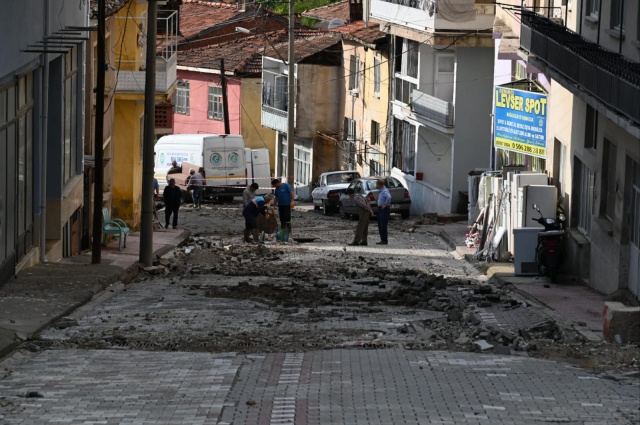 Ekipler münferit su baskınlarına anında müdahalede bulundu. Büyükşehir Belediyesi Yol Yapım Bakım ve Onarım Dairesi Başkanlığı ekipleri de yollara meydana gelen kısmi moloz birikintilerine müdahale etti. Yürütülen özverili ve yoğun çalışmalar neticesinde yaşanabilecek büyük çaplı olumsuzlukların önüne geçildi. MASKİ Genel Müdürlüğü Kanalizasyon Dairesi Başkanı Cem Çöllü ve Yatırım İnşaat Dairesi Başkanı Hilmi Serkan Emir’de yağışın etkili olan bölgeye giderek incelemelerde bulundu. Daire Başkanlarına Büyükşehir Belediyesi Muhtarlık işleri Şube Müdürü ve MASKİ İlçe Şefi Gökhan Demir, Kanalizasyon Dairesi Başkanlığı şube Müdürü Berkan Cengiz ve Yağmur Mahalle Muhtarı Necati Gökkaya da eşlik etti.