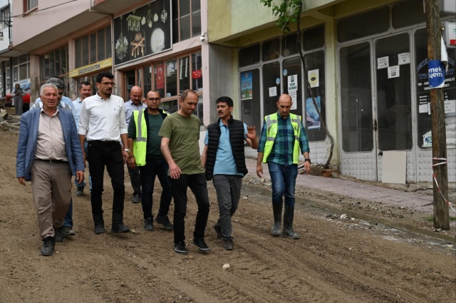 Manisa Su ve Kanalizasyon İdaresi (MASKİ) Genel Müdürlüğü, Demirci ilçesinde etkili olan anlık sağanak yağış sonrasında tüm ekipleri ile teyakkuza geçti. Yağış nedeniyle meydana gelen olumsuzlukların vatandaşlara mağduriyet yaşatmaması adına MASKİ Kanalizasyon Dairesi Başkanlığı personellerine Büyükşehir Belediyesi İtfaiye Dairesi Başkanlığı ve Demirci Belediyesi de destek olarak su birikintilerine anında müdahale etti. İlçe merkezini etkisi altına alan ve daha çok Doğalgaz ve alt yapı çalışmalarının sürdürüldüğü bölgelerde meydana gelen olumsuzluklar ekiplerin hızlı müdahalesi ile önlendi. Çalışmalar kapsamında, tıkanan rögar kapaklarını ve yağmur suyu ızgaralarını temizleyen ekipler, yağmur sularının sağlıklı bir şekilde deşarjını sağladı.