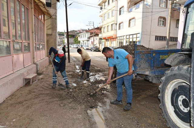 Demirci ilçesinde etkili olan yoğun sağanak yağış ile birlikte harekete geçen MASKİ Genel Müdürlüğüne bağlı ekipler vatandaşların mağdur olmaması adına tüm noktalara müdahale etti. MASKİ Kanalizasyon Dairesi Başkanı Cem Çöllü ve Yatırım ve İnşaat Dairesi Başkanı Hilmi Serkan Emir yağışın etkili olduğu alanlarda incelemelerde bulundu.