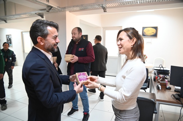 Manisa Büyükşehir Belediyesi ve MASKİ Genel Müdürlüğü yönetimi, 8 Mart Dünya Emekçi Kadınlar Günü dolayasıyla kadın çalışanlarına çiçek ve fular hediye etti.
