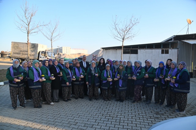Yöneticiler, Manisa Büyükşehir Belediye Başkanı Ferdi Zeyrek’in de selamlarını ileterek tüm kadın çalışanların 8 Mart Dünya Emekçi Kadınlar Günü’nü kutladı ve çalışmalarında başarılar diledi. Genel Sekreter Yardımcısı Oğuz Murat Pınar, belediye hizmet binası yanında yer alan İl Sağlık Müdürlüğü personelini de ziyaret ederek çiçek hediye etti.